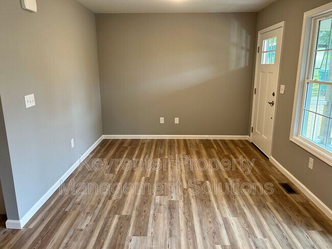 Building Photo - 905 Gardner St