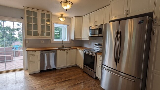 Building Photo - BEAUTIFUL 5 BED/3 BATH RANCHER WITH FINISH...