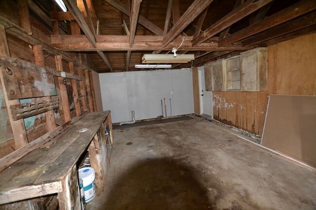 Building Photo - Updated, 3 bedroom, 2 bath home on treed lot in coveted Brownsfield Community