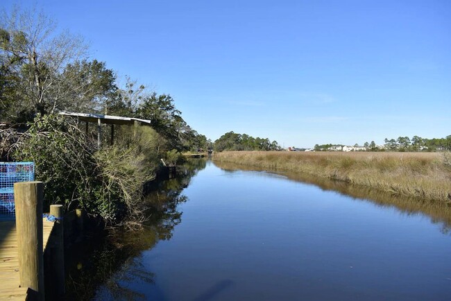 Building Photo - Fully furnished 2-bedroom house on the bayou