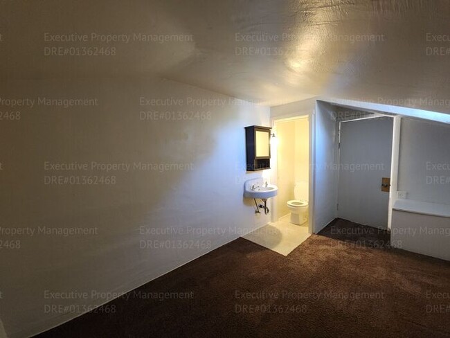 Building Photo - Move in ready. 3 bedrooms/ 1.5 bath, yard,...