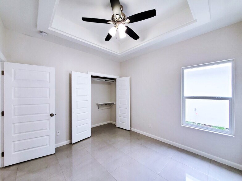 Building Photo - 2605 E Hackberry Ave