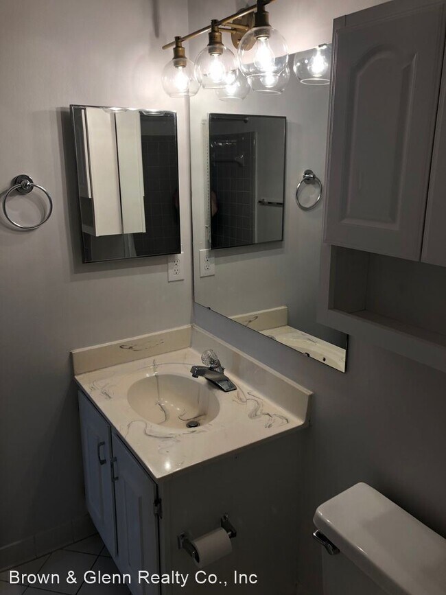 Building Photo - 301 Queens Rd