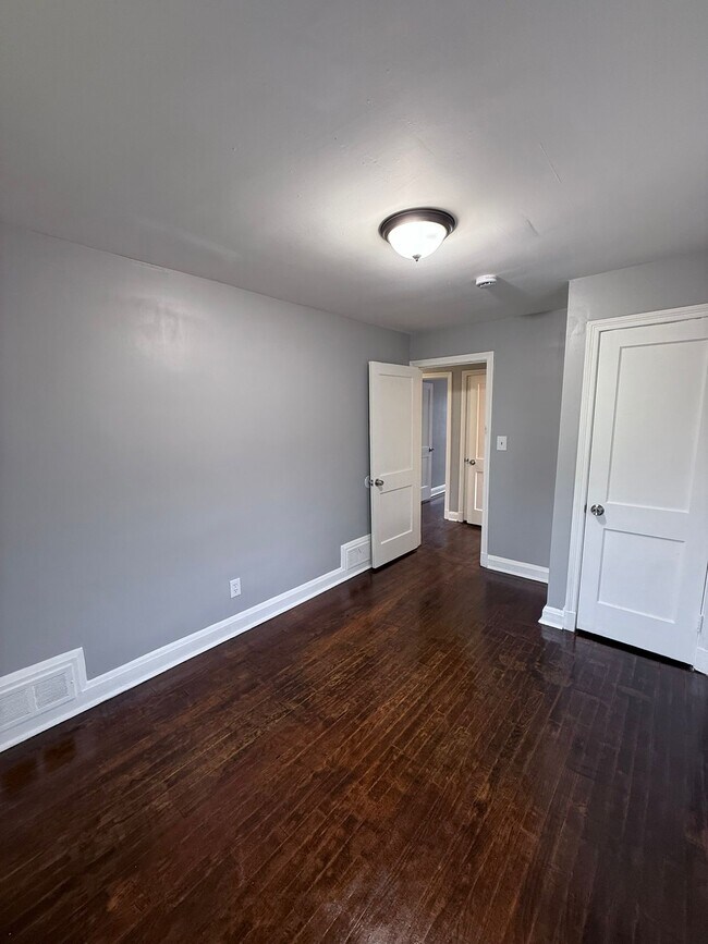 Building Photo - 2833 Sunset Dr