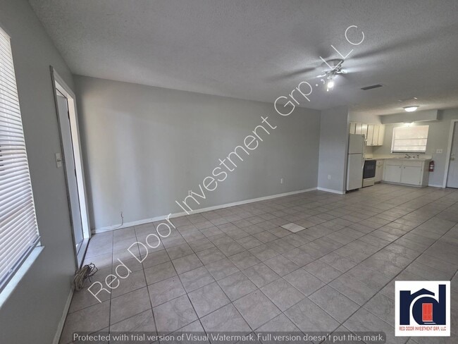 Building Photo - Spacious 3/1 Duplex with Laundry Room
