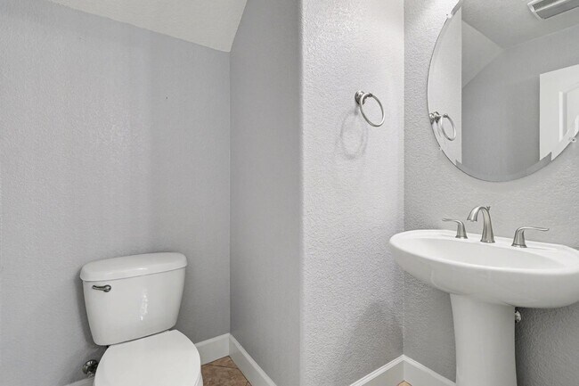 Building Photo - 568 Selby Lane