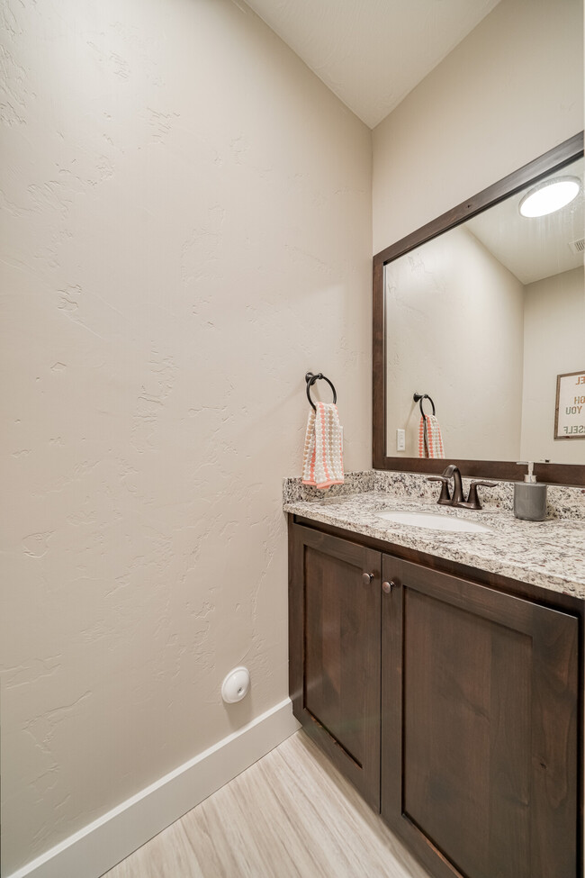 Building Photo - Saturn Townhomes