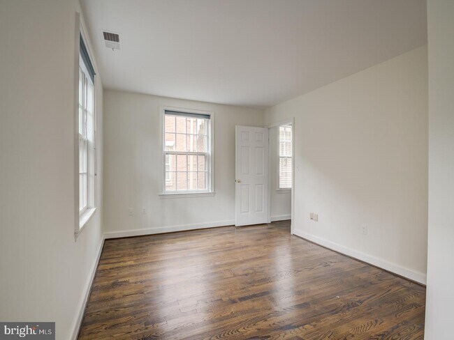 Building Photo - 4354 Westover Pl NW