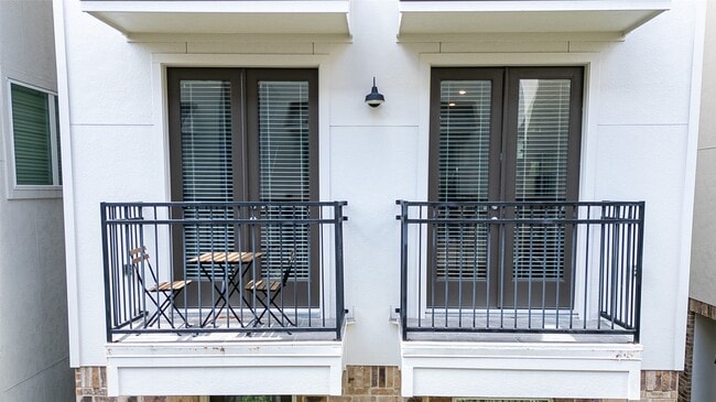 Building Photo - 1274 N Post Oak Rd