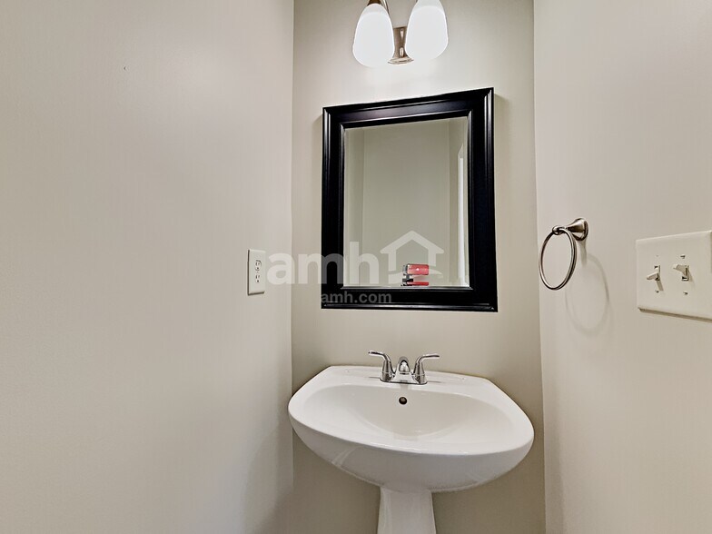 Building Photo - 205 Flanders Dr