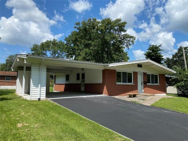 Building Photo - Fantastic 4bd/2ba home! Let yourself in!