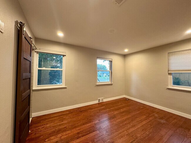 Building Photo - Updated 3 Bedroom 2 Bath Single Family Hom...