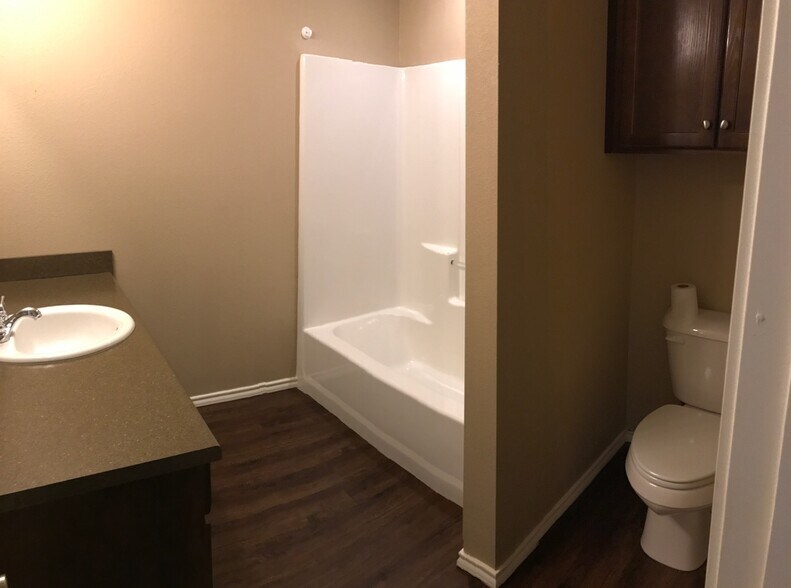 Building Photo - 4284 Castlegate Dr