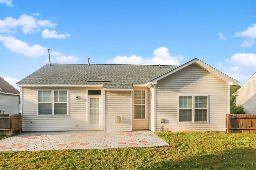 Building Photo - 5821 Briggs Dr