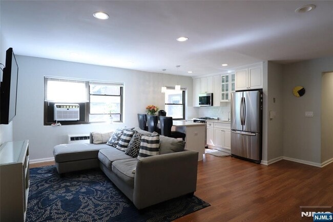 Building Photo - 3071 Edwin Ave