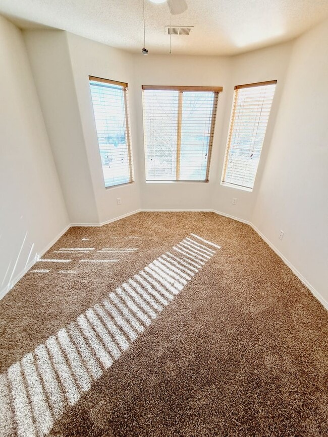 Building Photo - 3 bed 2 bath 1575 sq ft home