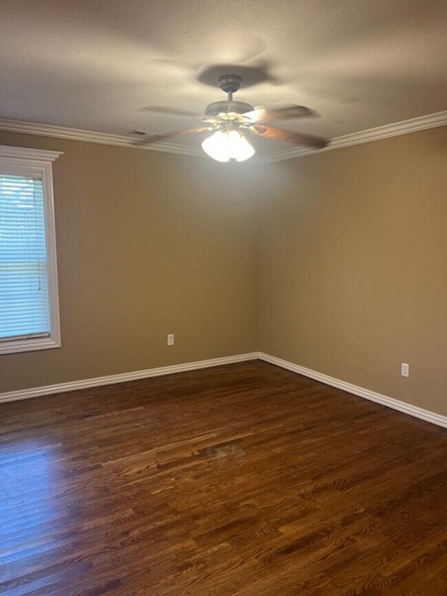 Building Photo - Bentonville 4 bedroom 3 car garage home near trails & Bentonville Square!