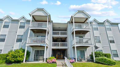 Building Photo - One Bedroom Classic Style Apartment on the Third Floor