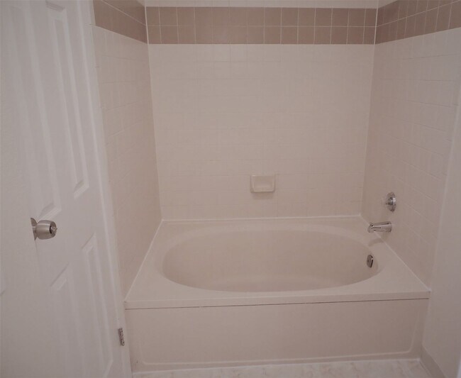 Building Photo - Fabulous Third Floor Two Bedroom With Views!