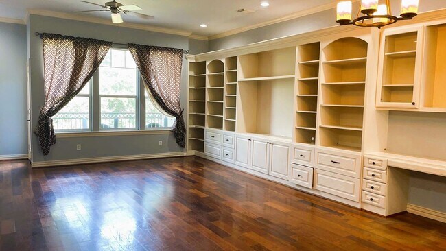 Building Photo - GORGEOUS Townhome in Inner Loop Gated Community **Ask about our NO CASH DEPOSIT option through OB...