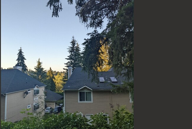 Building Photo - Woodinville townhouse style condo. 2 bed 2...