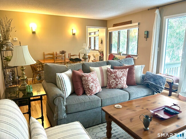 Building Photo - 576 Heritage Vlg