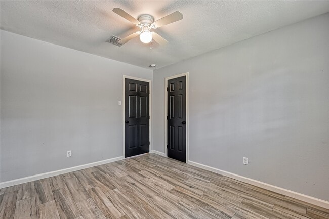 Building Photo - 8623 Valley Forest Dr