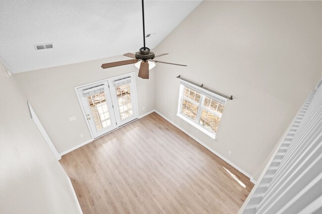 Building Photo - 571 Riverward Dr