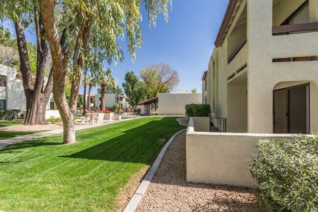 Building Photo - 10444 N 69th St