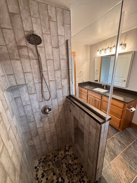 Shower Nook - 5485 Glenellen Dr