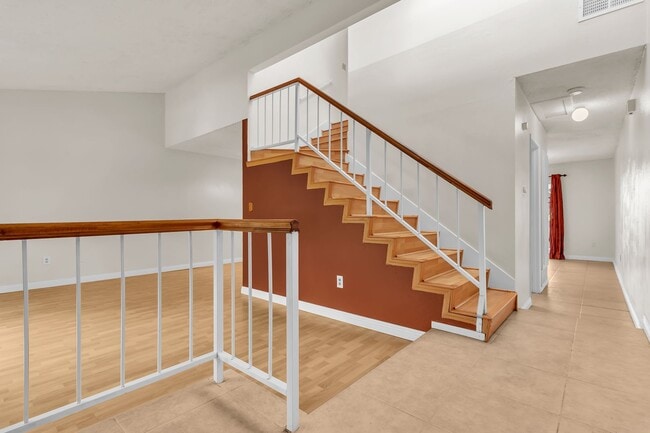 Building Photo - 1428 Camelot Dr