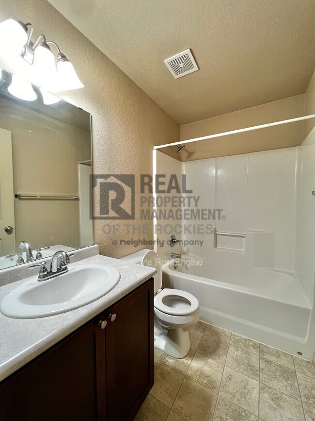 Building Photo - 203 E 6th St