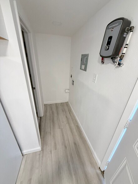 Building Photo - 423 E Sears St