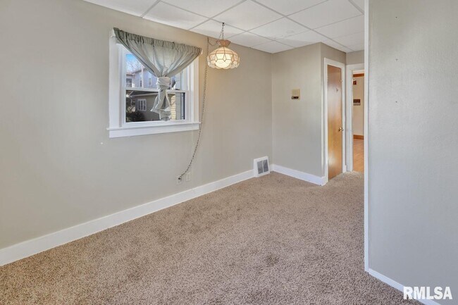 Building Photo - 2601 W Kenwood Ave