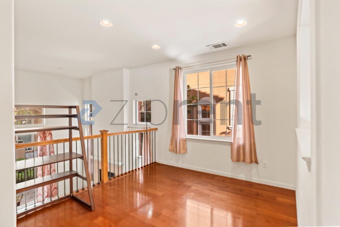 Building Photo - Unit