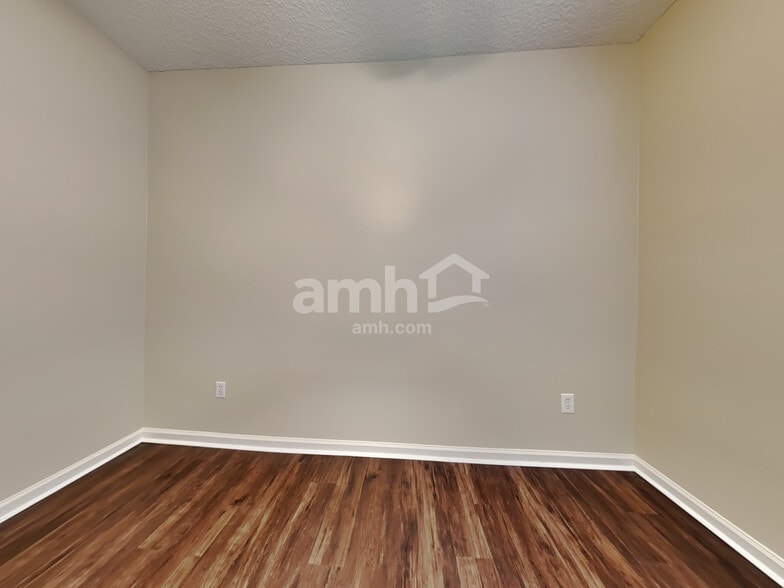 Building Photo - 658 Southland Ln