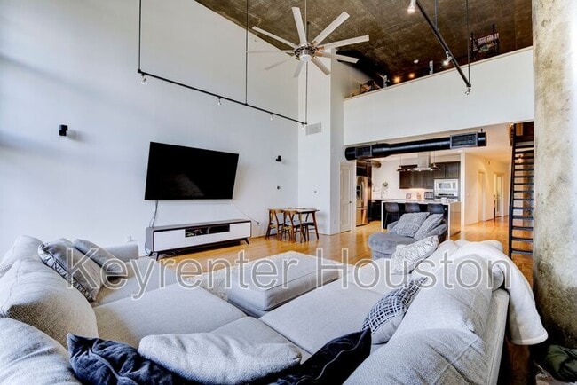 Building Photo - 1005 S Shepherd Dr