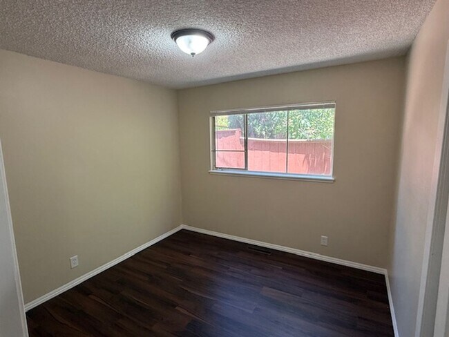 Building Photo - 3-Bedroom Rodeo Home with Brand New Kitchen!