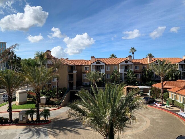 Building Photo - Mission Valley condo (River Colony) with balcony!  Central heat/ air. Gated garage parking. Pool/...