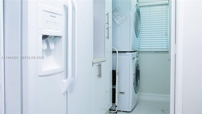 Building Photo - 18100 N Bay Rd