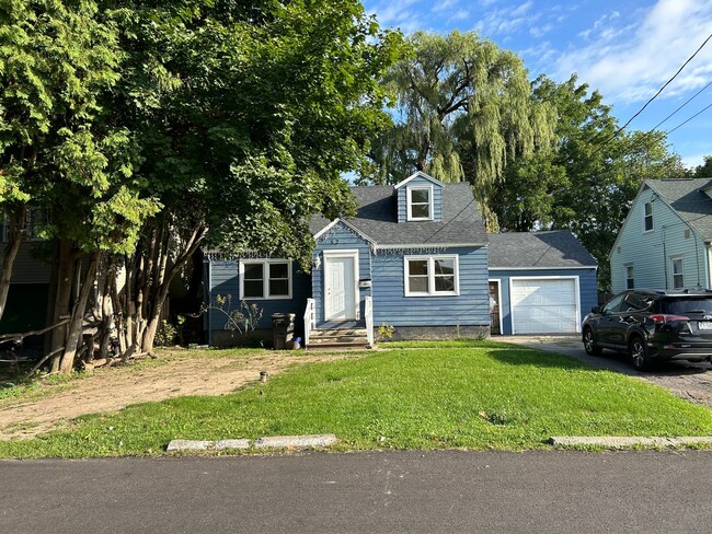 Building Photo - Lovely Home! Spacious home! Large front & back yard! Garage!