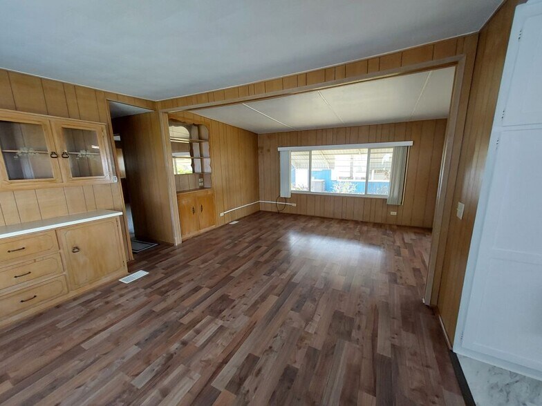 Building Photo - 810 51st Ave W