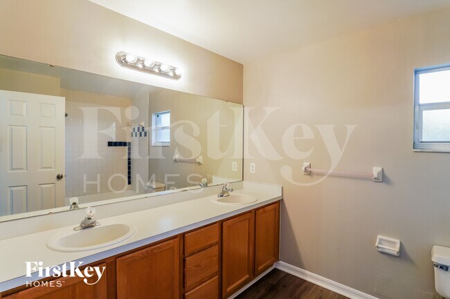 Building Photo - 1111 Roan Ct