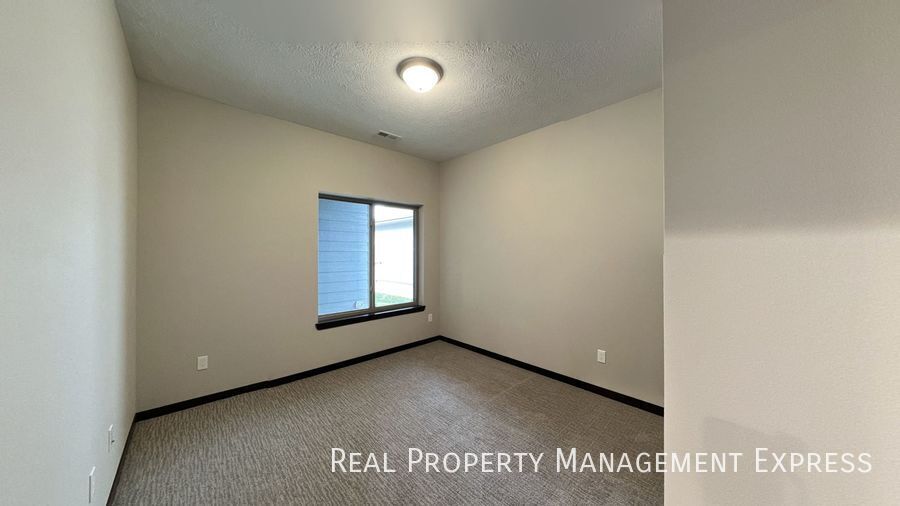 Building Photo - 3-Bed, 2-Bath Townhome: Modern, Spacious, Convenient