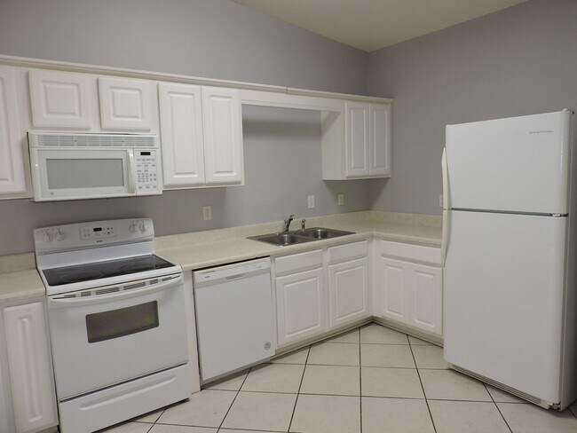 Building Photo - Easy access to interstate, shopping & hosp...