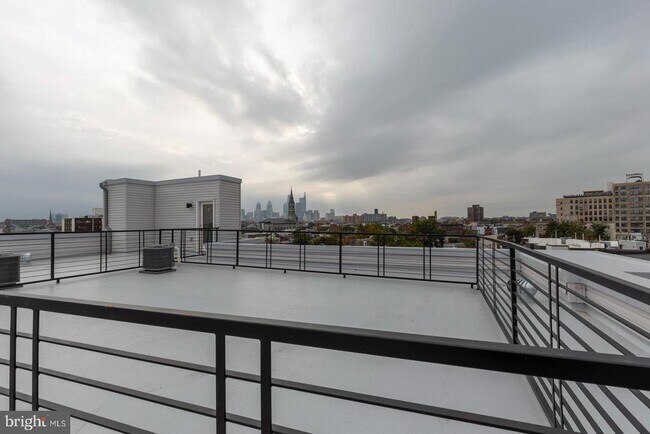 Building Photo - 304 Master St