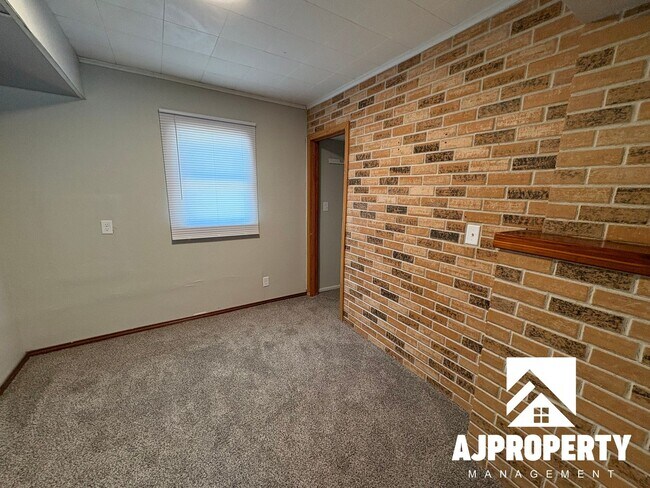 Building Photo - 213 W 39th St