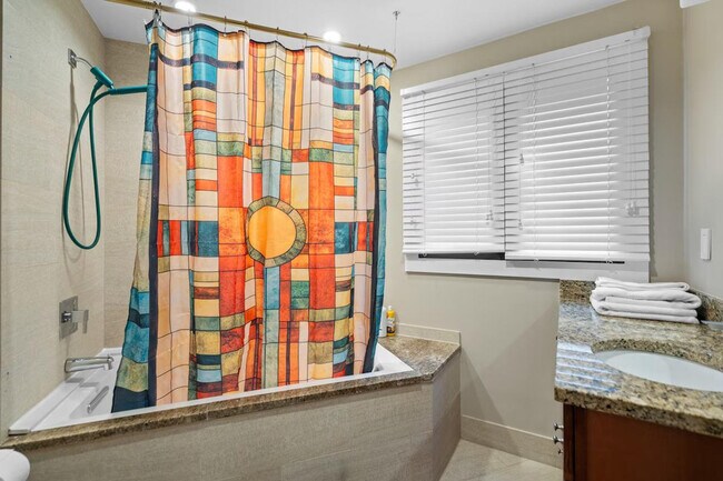 Building Photo - 2720 N Fillmore St