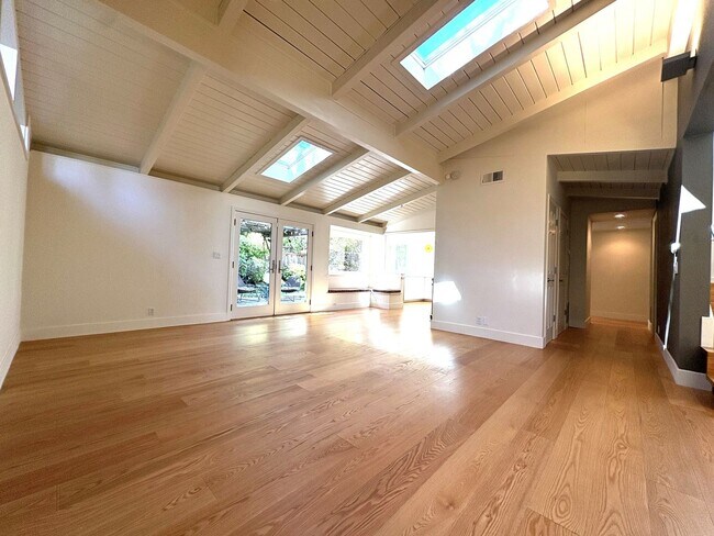 Building Photo - Beautifully Updated 5-Bedroom Home coming ...