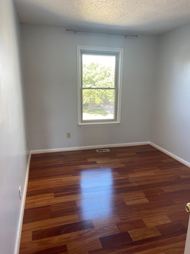 Building Photo - KEMPSVILLE LAKEFRONT TOWNHOUSE FOR RENT!